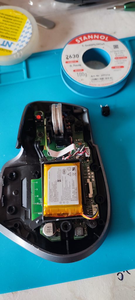 Najčešći kvar kod Logitech MX Master 3S miša – tihi mikroprekidači koji prestanu da rade logitech mx master 3s sa zamenjenim levim microprekidacem i pored se vidi originalni crni